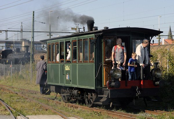 Halmstad - Nassjo Rly (HNJ) tram loco, Nassjo, Sat 6 September 2014.  0-2-2VBT built in Stockholm by Atlas (18 / 1888).  SJ 1277 is in the background.