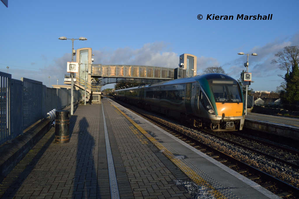 22041 passes Portlaoise, 18/1/15