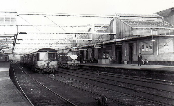 CORAS IOMPAIR EIREANN - 2643 - 2600 Class DMU, 66 2-car sets built from 1951 by AEC - all withdrawn by 1975, many converted to push/pull driving trailers - seen here with Class 141 No.B143 in the mid 1960's.