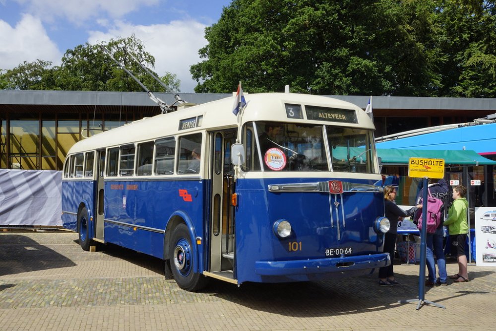Trolleybus GVA 101 in het Nederlands Openlucht Museum Arnhem 19-06-2016