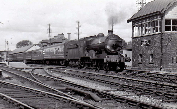 Class D 3 - 328 - GS&WR Class 321 4-4-0, built 1905 by Inchicore Works - 1922 rebuilt with heavier frames, 1925 to GSR, 1929 rebuilt with Belpaire boiler, 1932 rebuilt, 1945 to CIE - withdrawn 1959 - seen here at Mallow.