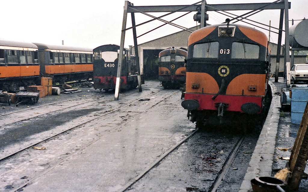 1978.05.23 Tuesday 3.51pm 092Q  .E430.213.013.all stand in the rain at Dublin Fairview Park Depot now the home of the DART