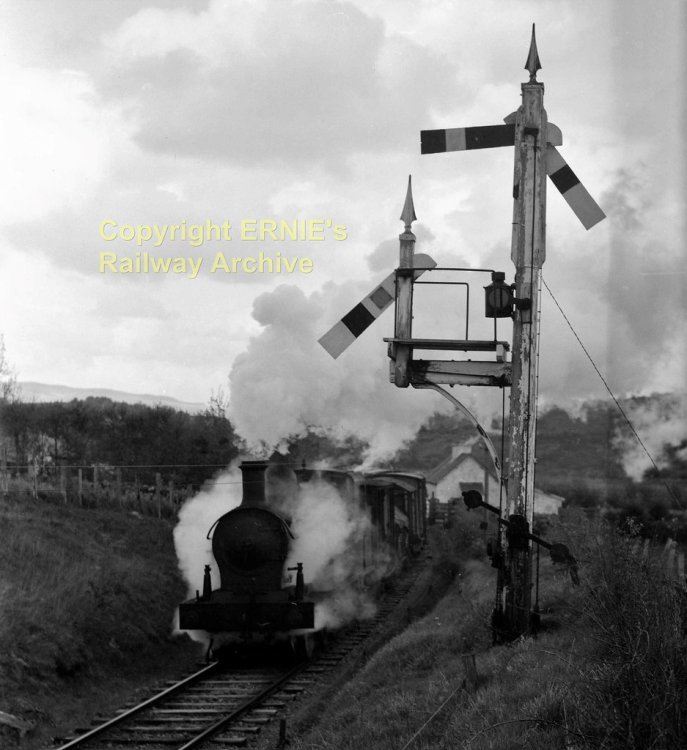 1956-05-16 SLNCR  Thornhill No 9 Gatehouse signal protecting 8,9 & 10 crossings. JGD orig173