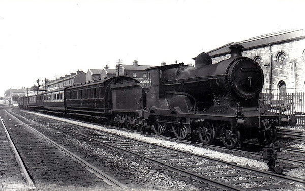 Class D 6 - 544 - Cusack M&GWR Class C1 4-4-0 - built 1915 by Broadstone Works as M&GWR No.11 ERIN-GO-BRAGH - 1925 to GSR as No.544, 1926 rebuilt with Belpaire boiler, 1945 to CIE - withdrawn 1955 - seen here at Kingsbridge.