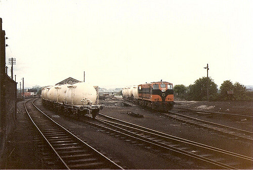 IR0077 Locomotive 182 and cement wagons in Drogheda / Droichead Átha