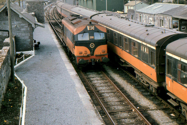 Train%2C_Boyle_station_-_geograph.org.uk_-_2862724.jpg