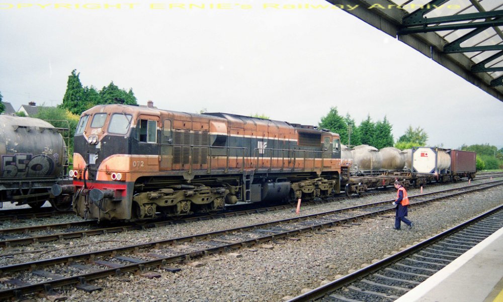 Dundalk 072 ex Belfast shunting Oct2000 a825
