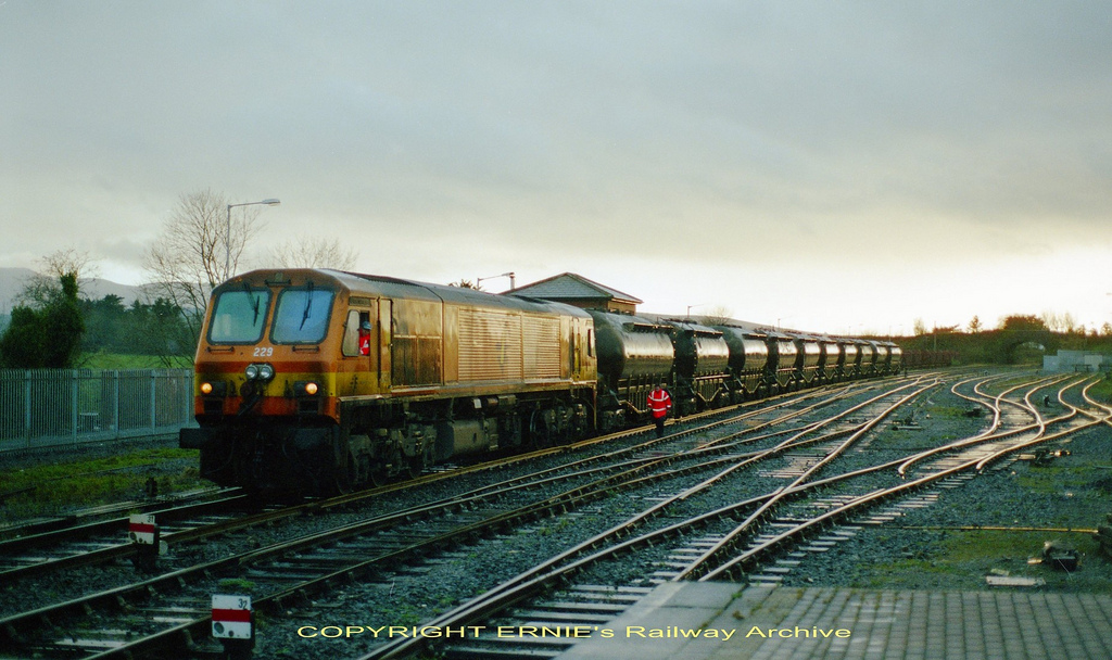 e Limerick Junc 229 having crossed over to the Down line prepares to shunt the first 2 bulks Nov02  img740