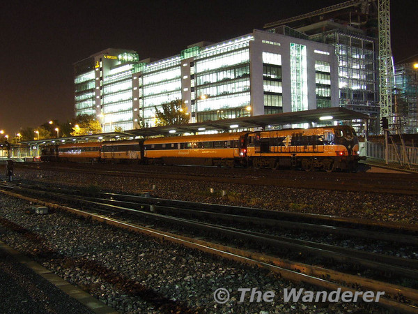 The 1900 Inchicore - Heuston transfer operated this evening to transfer 6303 and 7402 to Heuston along with Van 1162 for brake force. 190 operated the transfer and can be seen at the end of the train. 144, nearest the camera is waiting to shunt release the stock to the carriage sidings. Thurs 23.10.08