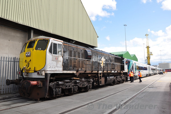 082 waits to haul 22010 + 22011 from the Common User Container terminal to Heuston Station. Tues 21.08.12
