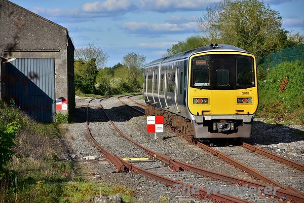 2817 + 2818 at Nenagh with the 13 minute late 1655 Limerick - Ballybrophy. The service was delayed due to congestion at Killonan Jct. between up and down Limerick Jct. shuttles. Sat 04.05.19