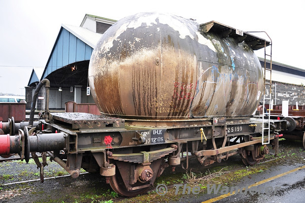 A surprise sighting at Limerick was a 4 wheeled Bubble Cement wagon 25199 which is stored on the gantry sidings. I thought all these wagons had been scrapped. Sat 04.02.12