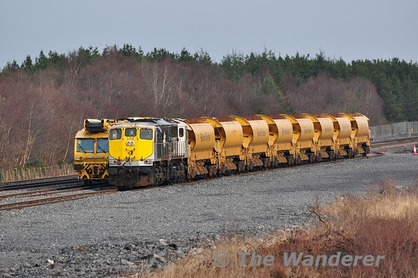 086 stabled at Lisduff Sidings with Autoballaster Wagons. Sun 09.02.14