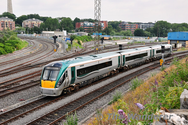22006 arrives at Heuston with the 1115 from Kildare. Sun 14.07.13