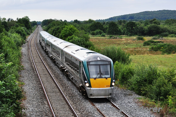22060 + 22028 pass Ballykillane with the 1850 Heuston - Tralee G.A.A. Special. Sun 04.08.13