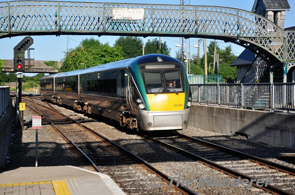 22004 arrives at Portarlington with the 0810 Portlaoise - Heuston. Fri 16.08.13
