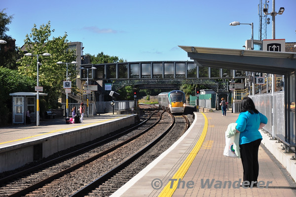 22061 arrives at Portarlington with the 1105 Galway - Heuston. Tues 03.09.13