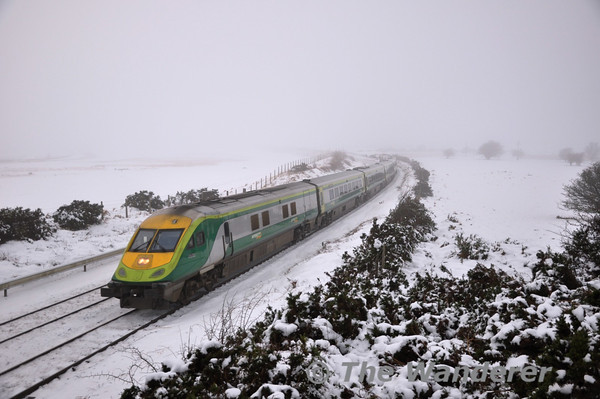 The 1130 Cork - Heuston passes through the Curragh with MKIV DVT 4002 leading. Sat 04.12.10
