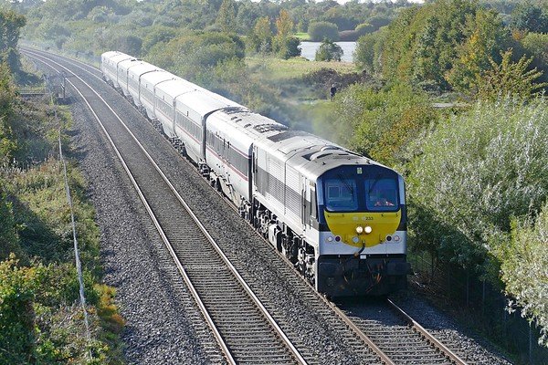 30.9.18. GM 233 passes Craigavon Lakes working the 14:00 Dublin to Belfast Enterprise.