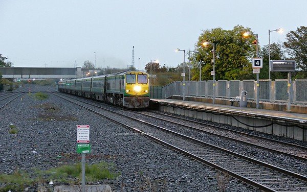13.10.18 . GM 226  passes Clondalkin/Fonthill Station Co.Dublin with a  Dublin to Cork train .