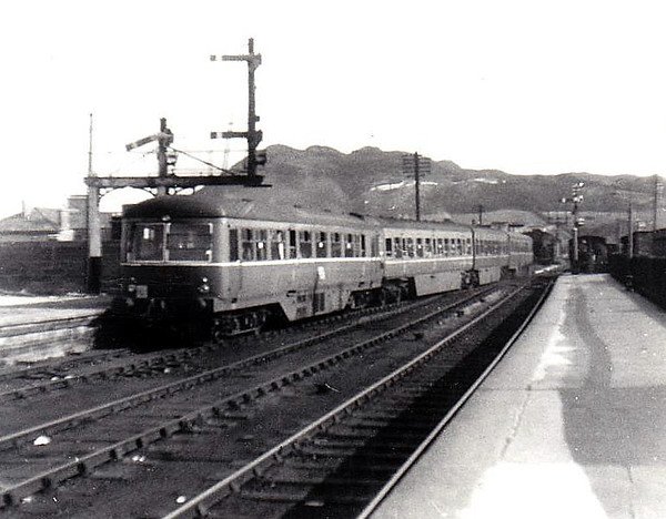 CORAS IOMPAIR EIREANN - 2651 - 2600 Class DMU, 66 2-car sets built from 1951 by AEC - all withdrawn by 1975, many converted to push/pull driving trailers - seen here departing Bray on the rear of a train for the south headed by No.2620, 26/08/56.