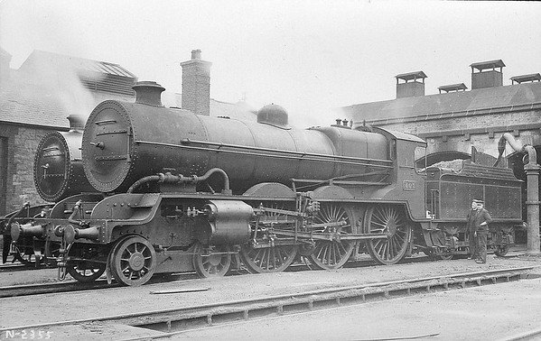 Class B2 - 407 - GS&WR 4-cylinder compound Class 400 4-6-0, built 1922 by Armstrong Whitworth & Co. - 1925 to GSR, 1937 rebuilt as 2-cylinder simple, 1945 to CIE, 1949 rebuilt - withdrawn 1955 - seen here at Inchicore before 1937 rebuild.