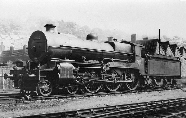 Class B2 - 409 - GS&WR 4-cylinder compound Class 400 4-6-0, built 1922 by Armstrong Whitworth & Co. - 1925 to GSR, 1925 rebuilt with Belpaire boiler, 1935 rebuilt as 2-cylinder simple, 1945 to CIE, 1952 rebuilt - withdrawn 1958 - seen here at Cork in 1938.