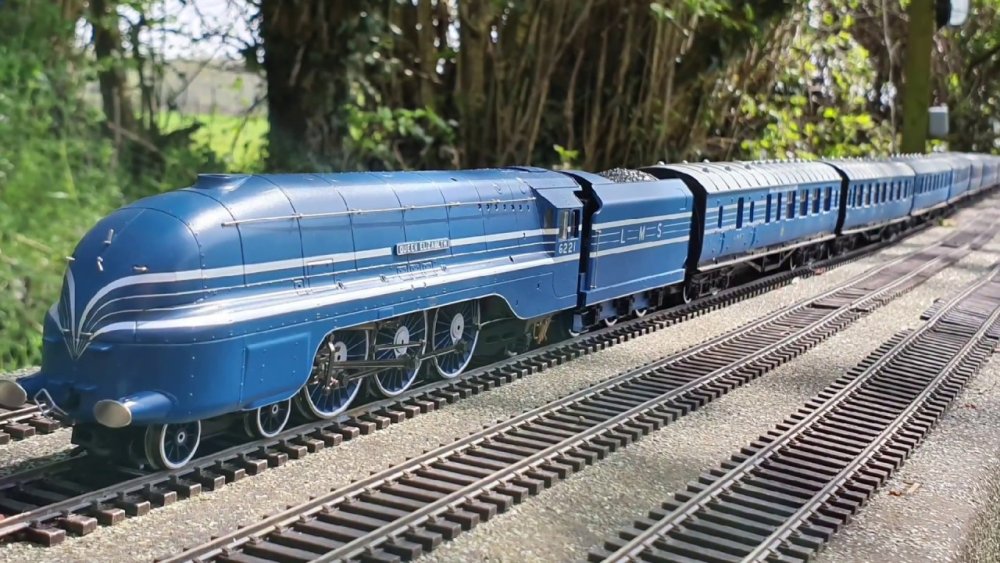 The Coronation Scot - Hornby's new 6221 "Queen Elizabeth" and 11 ...
