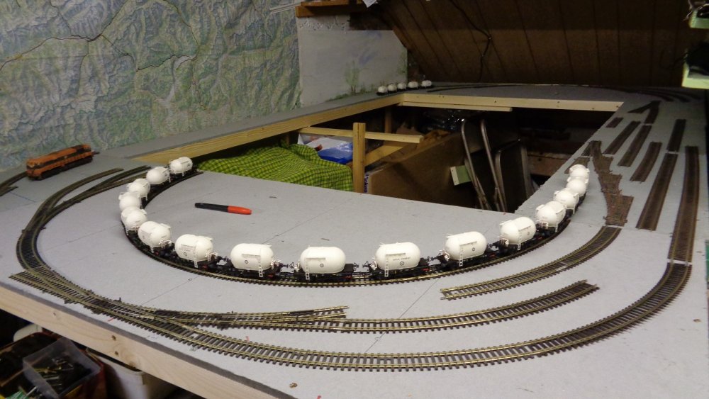 Storage part of the cement silo siding can hold 16 wagons 'off-stage'.JPG