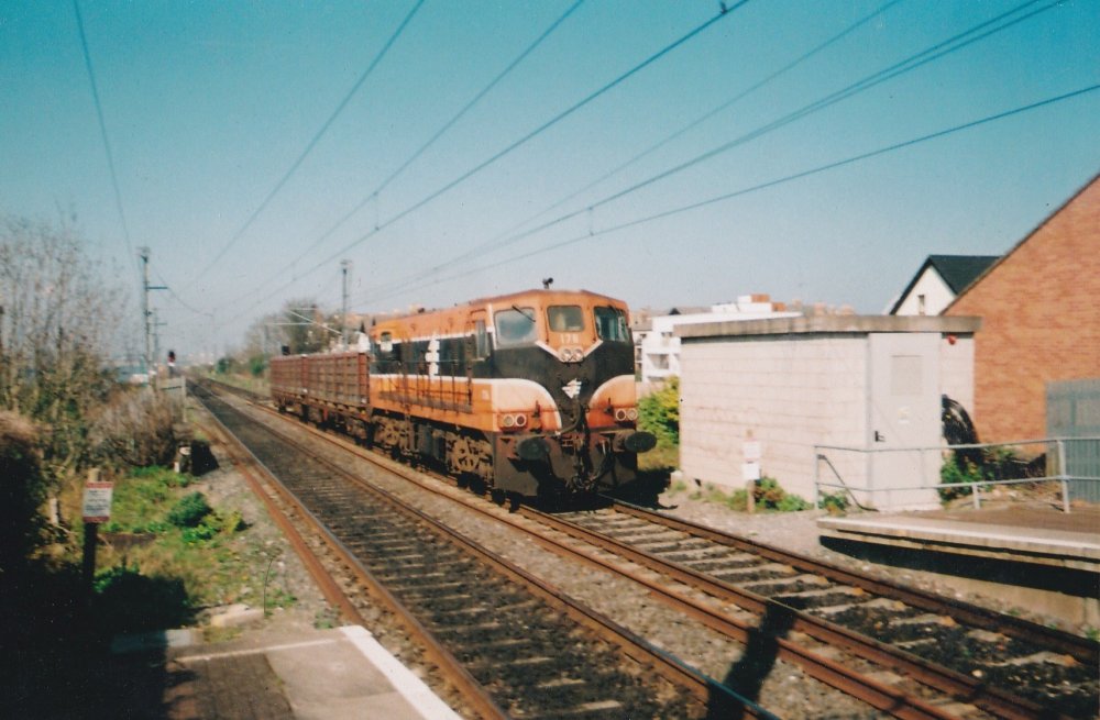 21.04.2006pm 176 at Malahide on Dundalk liner 1 - Copy.jpg