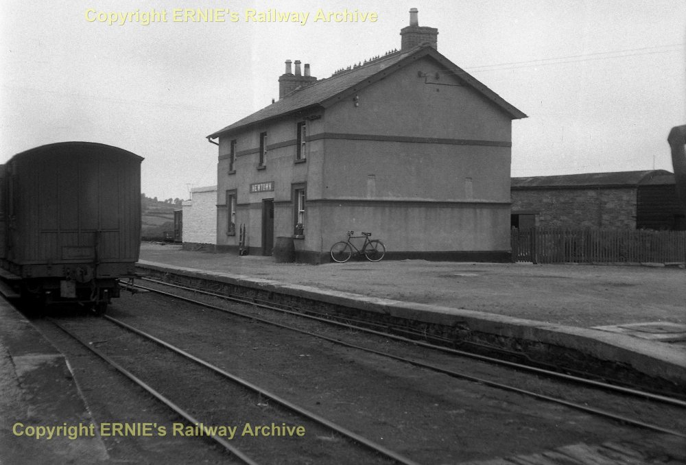 L&LSR 1952-06-27 Newtown  station.jpg