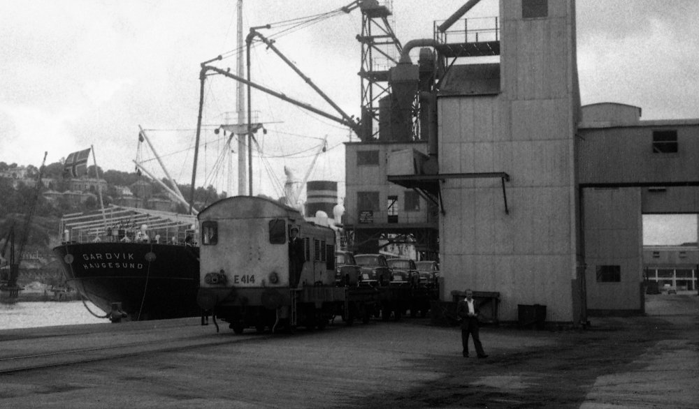 CCR 1959-06-26 Cork Docks  E414 on train of cars pn.jpg